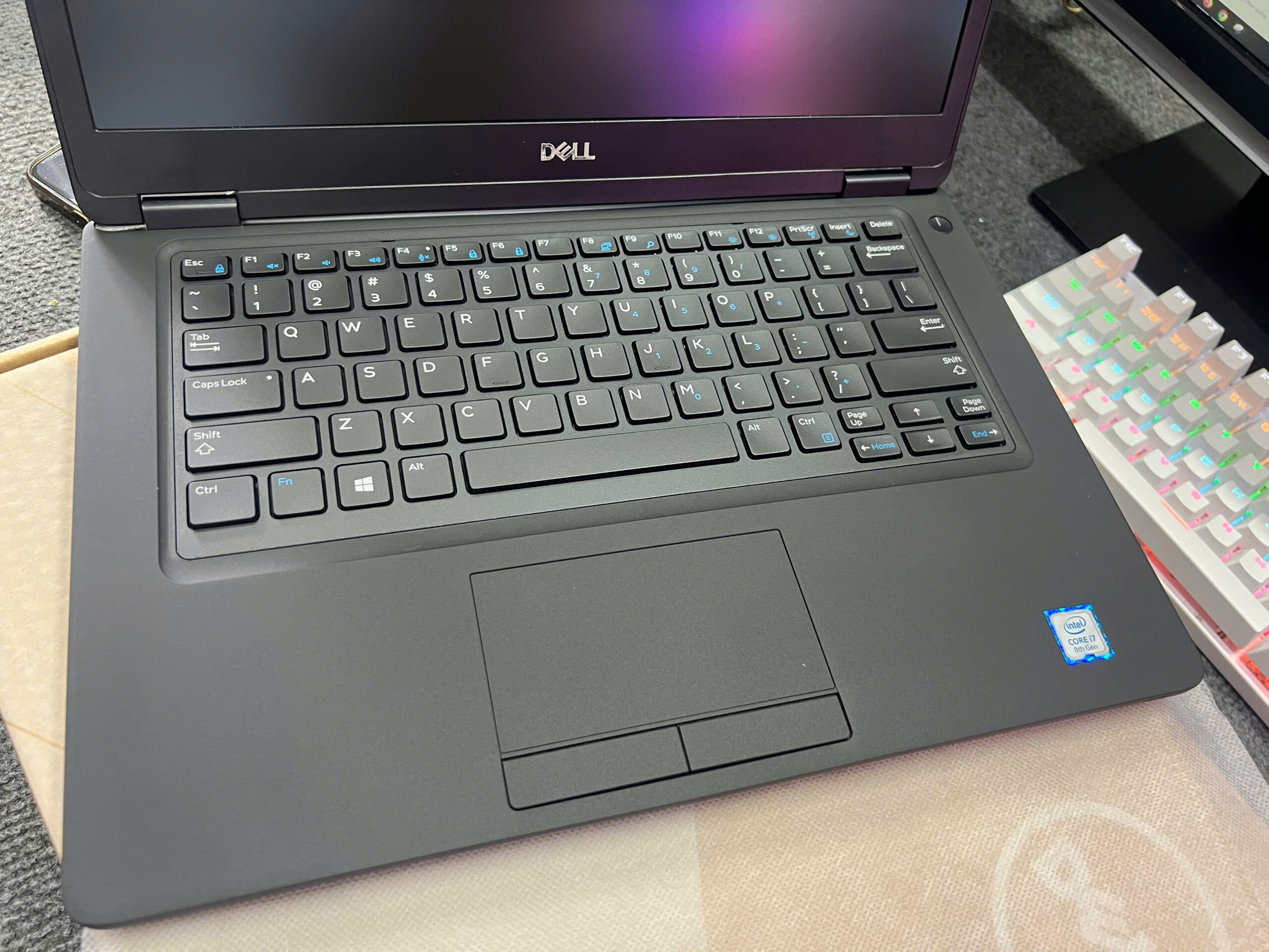 Laptop Dell Latitude 5490 (Core i7-8650U / RAM 8GB / SSD 256GB / 14 inch FullHD) / WL + BT / Webcam HD / Win 10 Pro - Like New - Ảnh 4